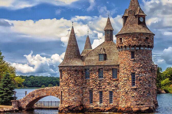 5-Hour 1000 Islands Boldt Castle Stopover Cruise from Gananoque - Crossing to Heart Island and handling border control