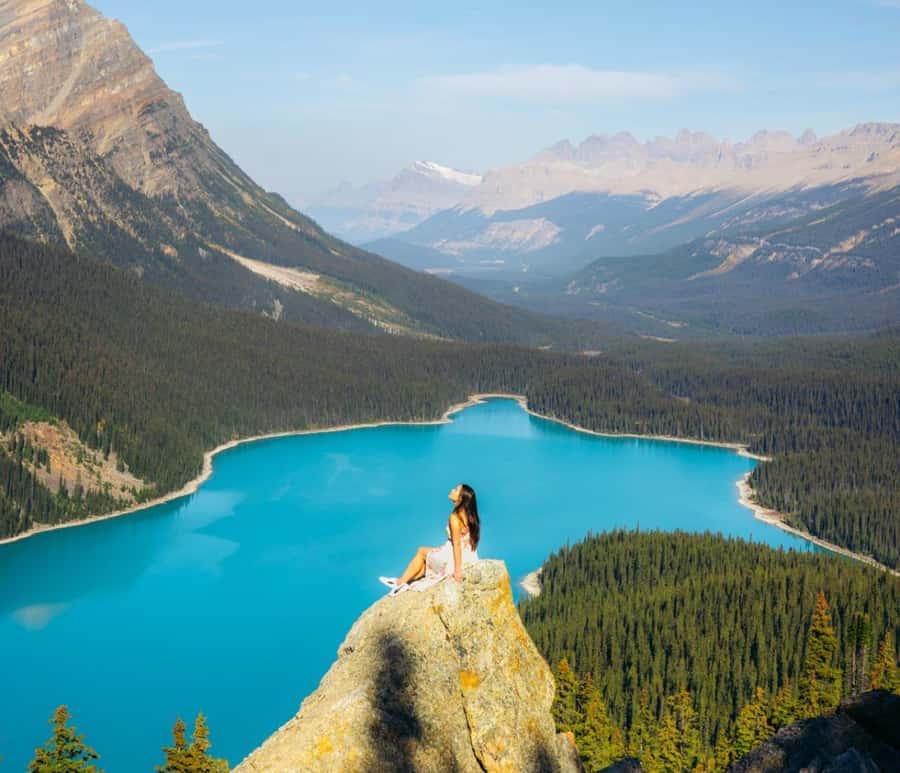 Banff/Calgary/Canmore: Crowfoot Glacier and 5 Lakes Tour - Lake Louise gives the day its famous opening