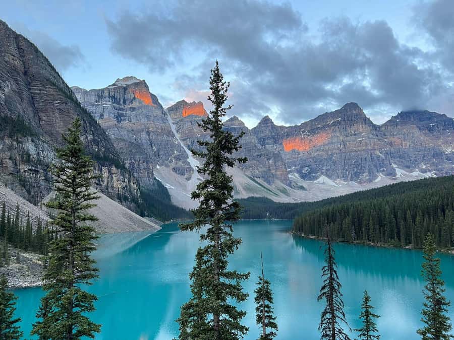 Banff/Canmore: Moraine Lake 1.5h & Lake Louise Half-Day Tour - Who should book this outing