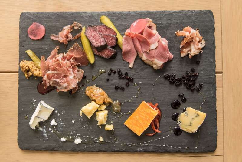 Banff: Castle Food Experience at Banff Springs Hotel - Starting at Rundle Bar with a cocktail