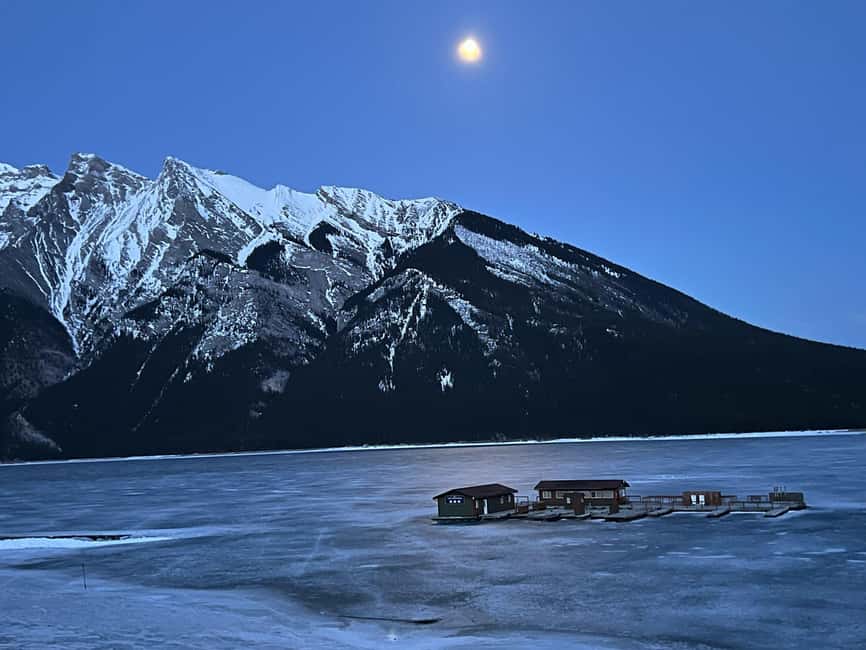 Banff: Lake Louise, Emerald, Moraine Lake & Johnston Canyon - The wide view at Lake Minnewanka