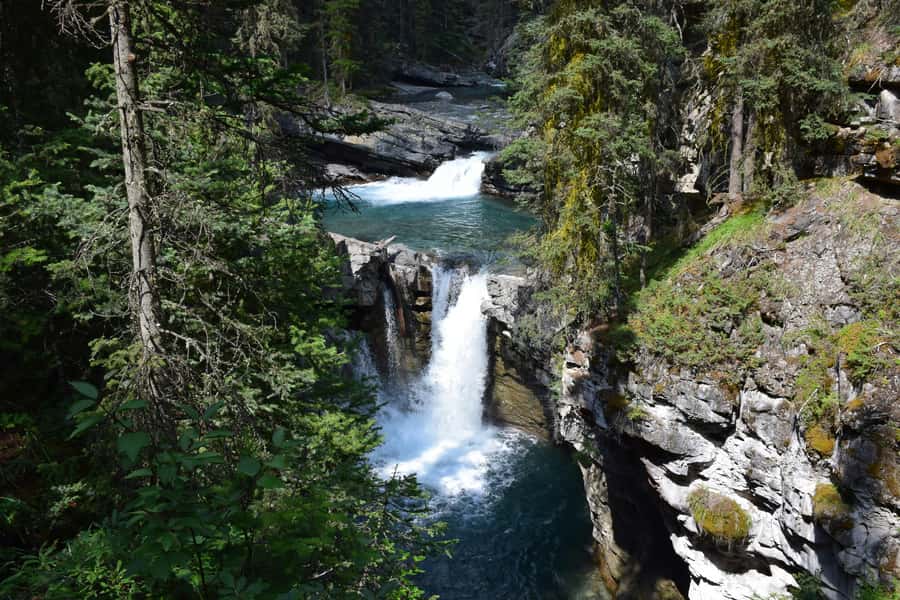 Banff: Lake Louise,Lake Minnewanka,Emerald Lake & Banff Town - Johnston Canyon requires real walking