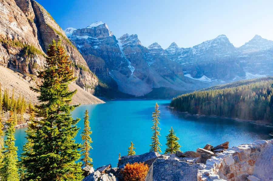 Banff: Lake Louise,Lake Minnewanka,Emerald Lake & Banff Town - Two Jack Lake is a quiet final photo stop