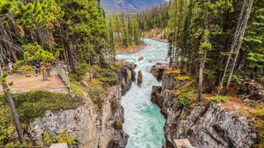 Banff. Moraine, Lake Louise ,Emerald & Johnston Canyon tour - Lake Louise brings the big alpine view