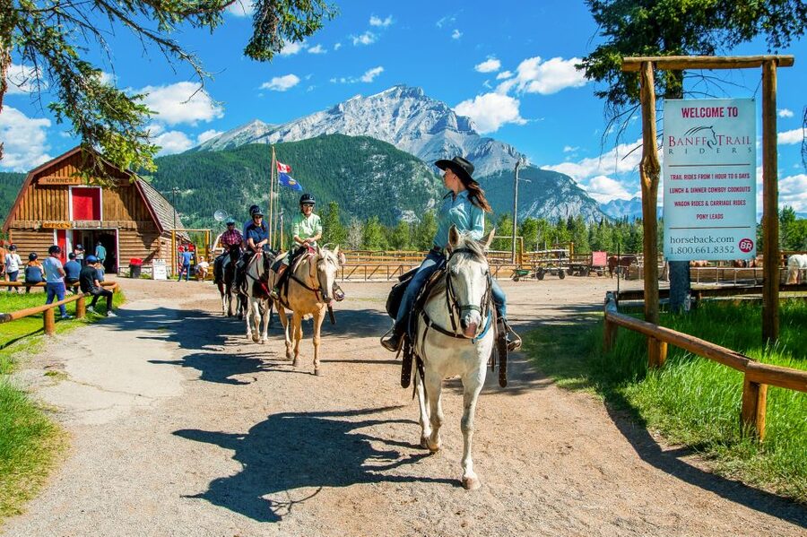 Banff National Park: 1-Hour Bow River Horseback Ride - Mountain views without a hard hike