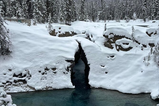 Banff Town ,Lake Louise, Moraine , Emerald & Johnston Canyon Tour - A full Rocky Mountain day from Calgary