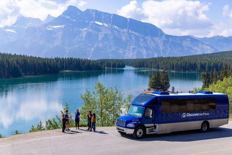 Banff: Wildlife and Sightseeing Minibus Tour - Guides are the real strength of the morning