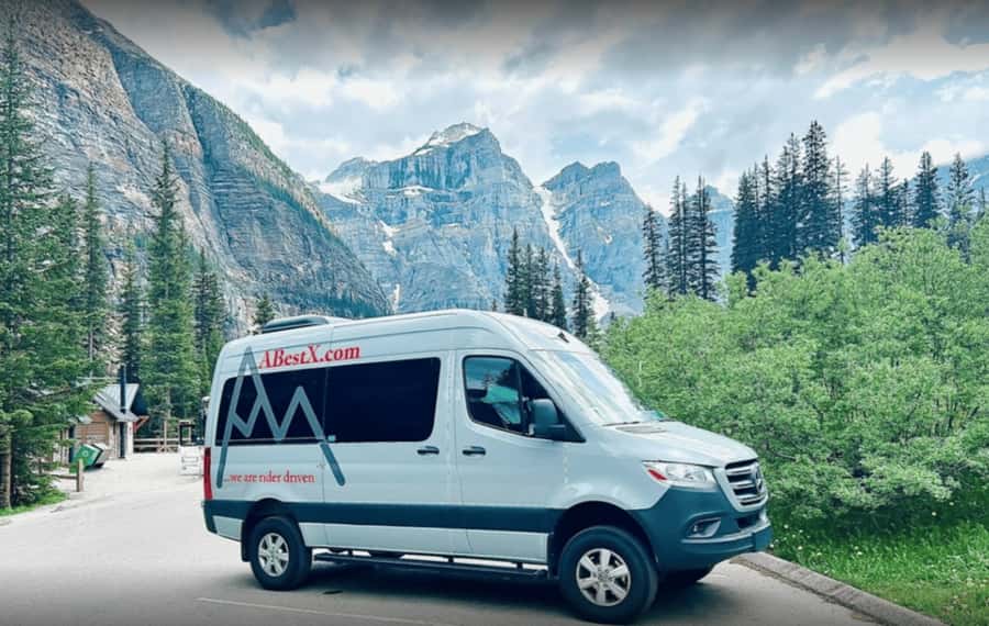 Calgary/Banff: Lake Louise, Moraine & Johnston Canyon Trip - Lake Minnewanka: open water and mountain views