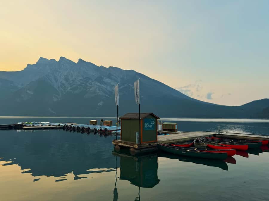 Calgary/Banff: Lake Louise, Moraine & Johnston Canyon Trip - Who gets the best value from the $51 price