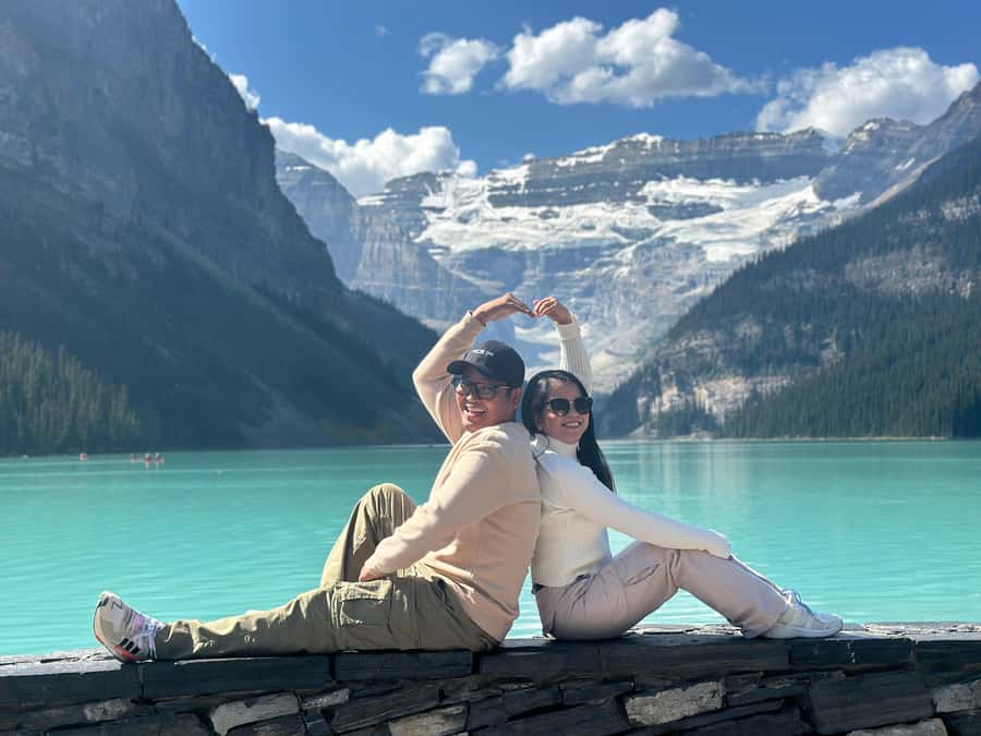 Calgary/Banff: Lake Louise, Moraine & Johnston Canyon Trip - Lake Louise: turquoise water and a short window to explore