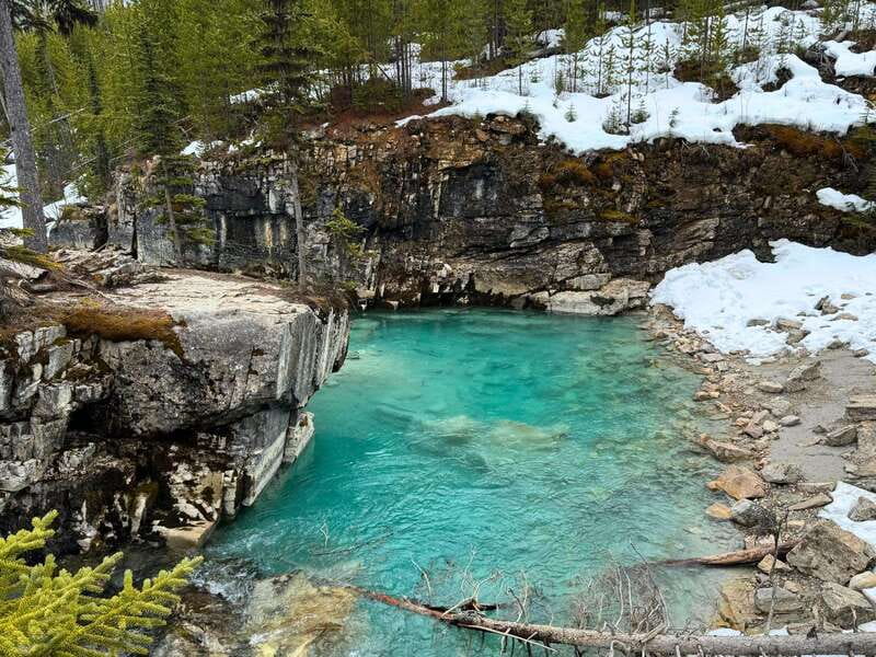 Calgary/Canmore: Lake Louise, Moraine Lake, & Banff Day Tour - Moraine Lake and the value of included access