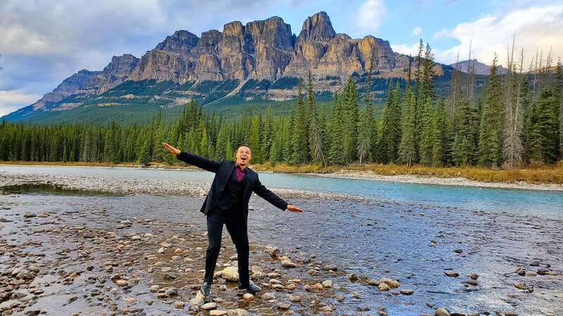Calgary: Glaciers, Mountains, Lakes, Canmore and Banff Tour - Canmore: coffee, lunch, and a gentler start