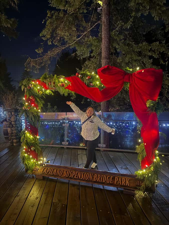 Capilano Suspension Bridge/Private/Small Group/By LUX CAR - Crossing the 137-meter Capilano Suspension Bridge