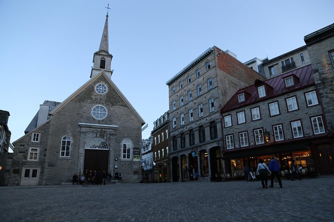 Combo Historical and Food Tour of Old Quebec - Wine, beer, and mocktails at the table