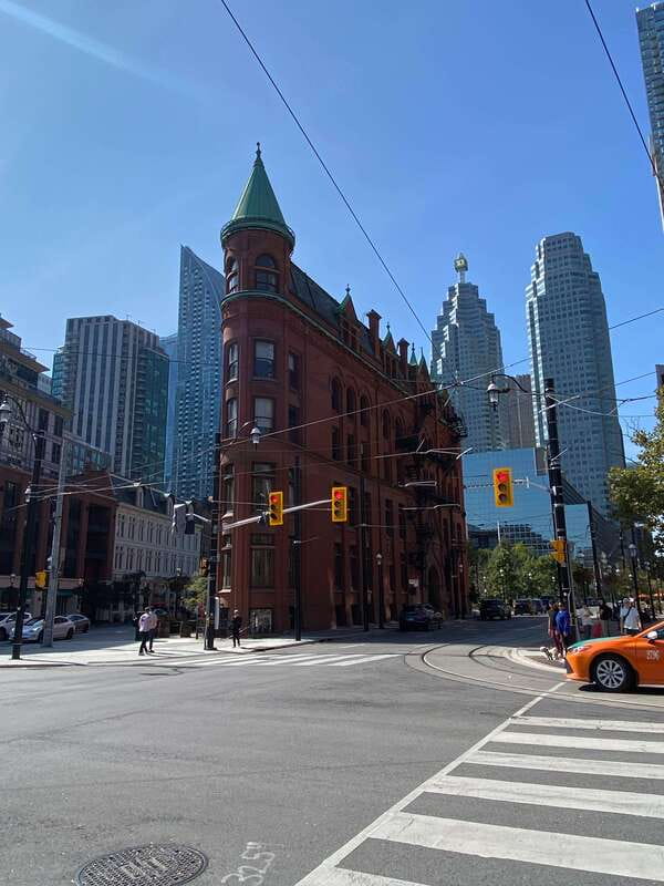 Downtown Toronto: Walking tour experience. English/Spanish - A private walk through Toronto’s many neighborhoods