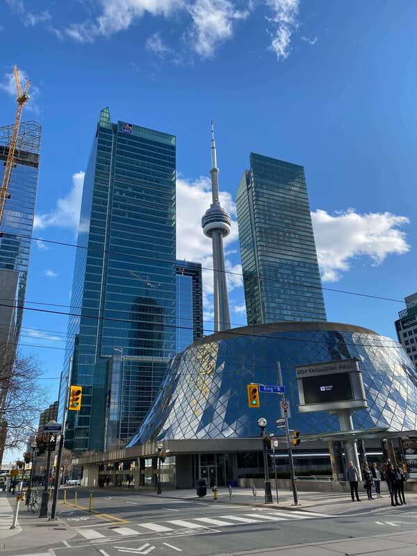 Downtown Toronto: Walking tour experience. English/Spanish - Duration, language, and group comfort
