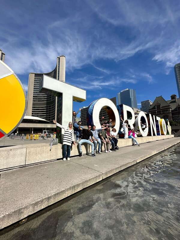 Downtown Toronto: Walking tour experience. English/Spanish - Starting with the Distillery District’s brick lanes