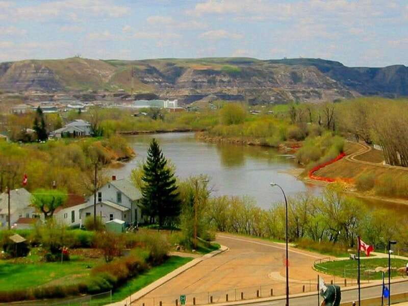 Drumheller: Bad Land & Dinosaur Museum Tour from Calgary - The Royal Tyrrell Museum brings the fossils into focus