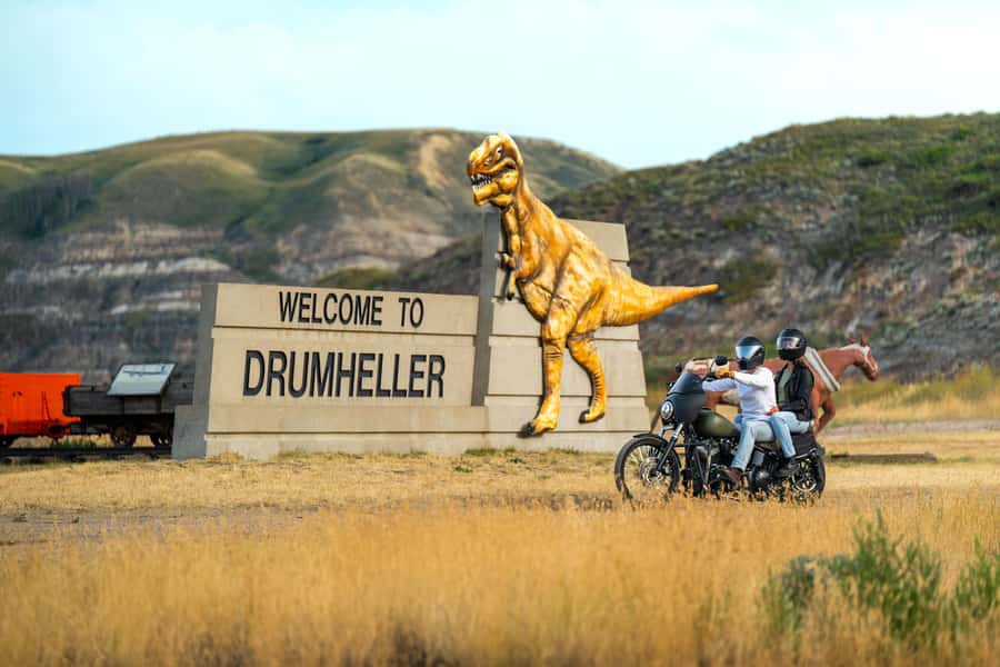 Drumheller: Dinosaurs, Canyons, & Hoodoos Day Tour - Horseshoe Canyon: a short first look at the Badlands