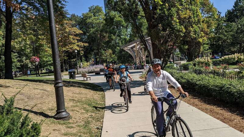 E-bike through Toronto's Dynamic Neighbourhoods - Rosedale, wealth, and quieter streets