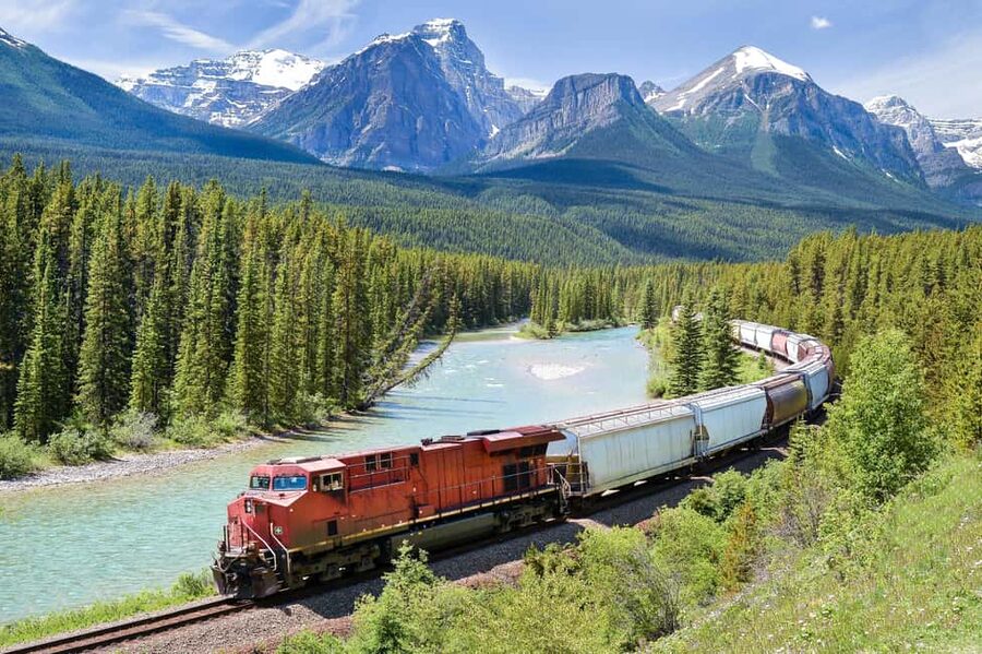 Emerald Lake, Louise, Takakkaw Falls, Johnston Canyon & More - Morant’s Curve is a quick stop with a clear purpose