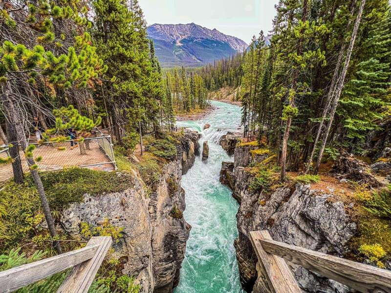 Emerald Lake, Moraine, Louise, Johnston Canyon & Banff Town - Natural Bridge: 20 minutes beside the Kicking Horse River