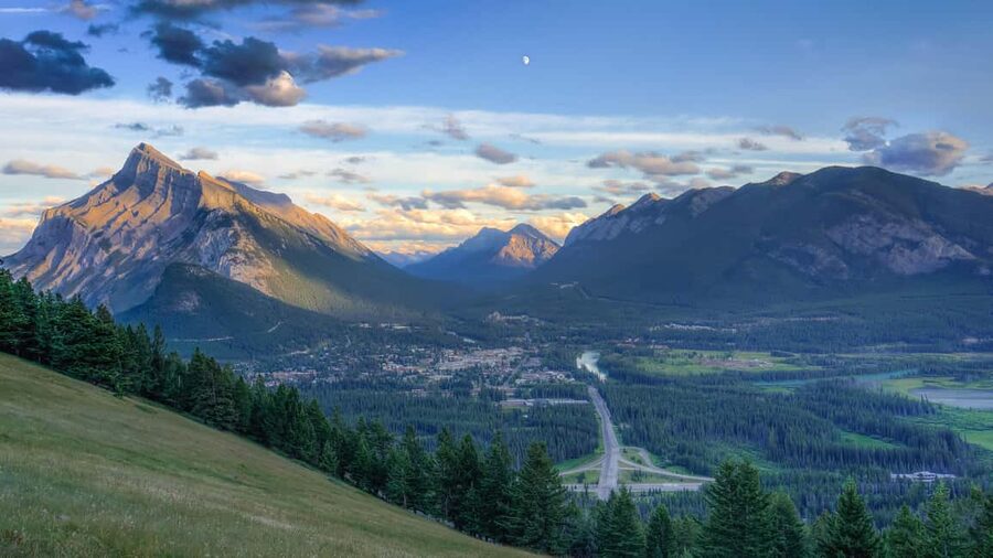 From Banff: Banff Wildlife & Scenic Highlights Premium Tour - Lake Minnewanka and Two Jack Lake
