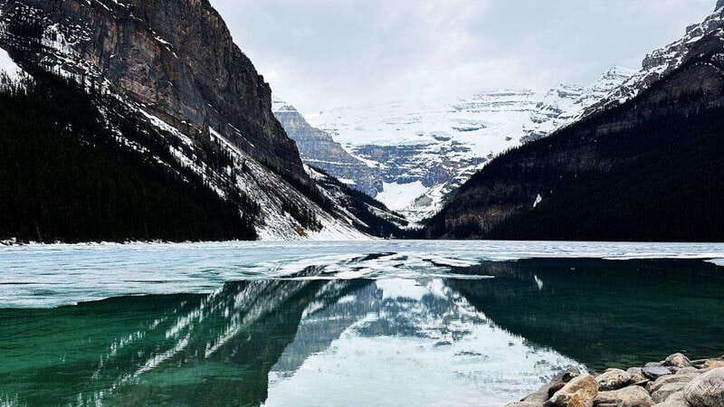 From Banff: Lake Louise and Moraine Lake Sightseeing Tour - Lake Louise brings the glacier view