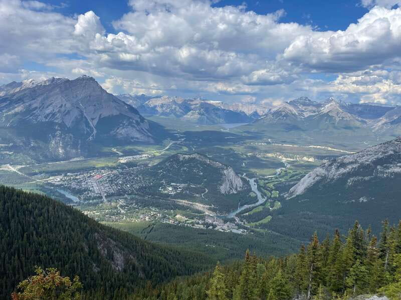 From Calgary: Banff, Moraine Lake and Lake Louise Tour - Banff Avenue, lunch, and 75 minutes of free time