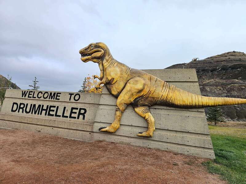 From Calgary: Drumheller Private Tour, Full day sightseeing - Horseshoe Canyon gives you the first big view