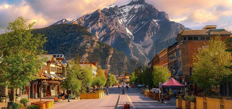 From Calgary: Private Lake Louise and Banff Day Trip - Lake Louise and the first mountain views