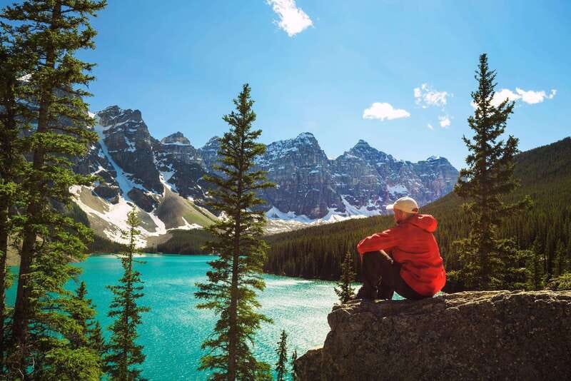 From Canmore/Banff: Moraine Lake Sunrise & Lake Louise Tour - The small comforts that matter before dawn