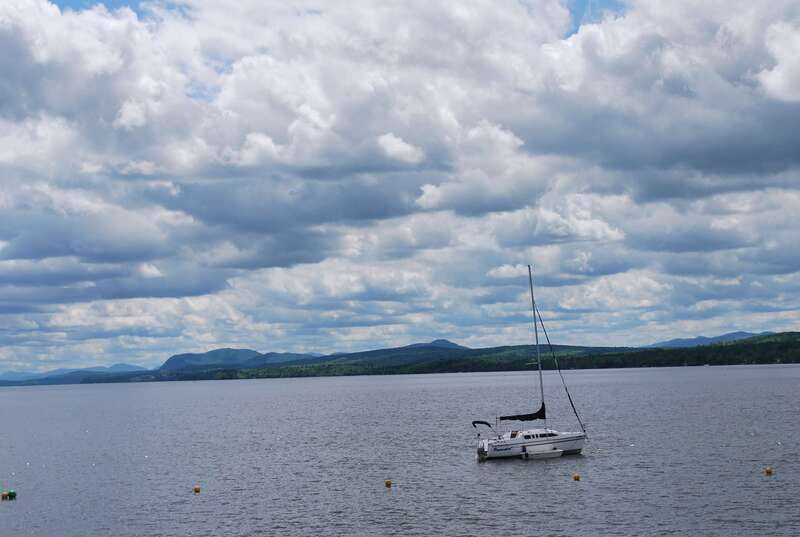 From Montreal: Eastern Townships Region Day Trip - The guide and the value of bilingual commentary