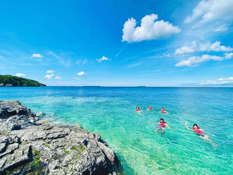 From Toronto: Bruce Peninsula Guided Hiking Day Trip - Clear water, rocks, and a possible swim