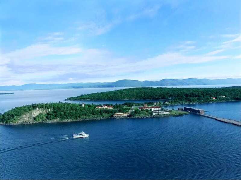 Grosse-Île: Irish Immigrant Memorial Cruise & Tour - The St. Lawrence crossing sets the tone