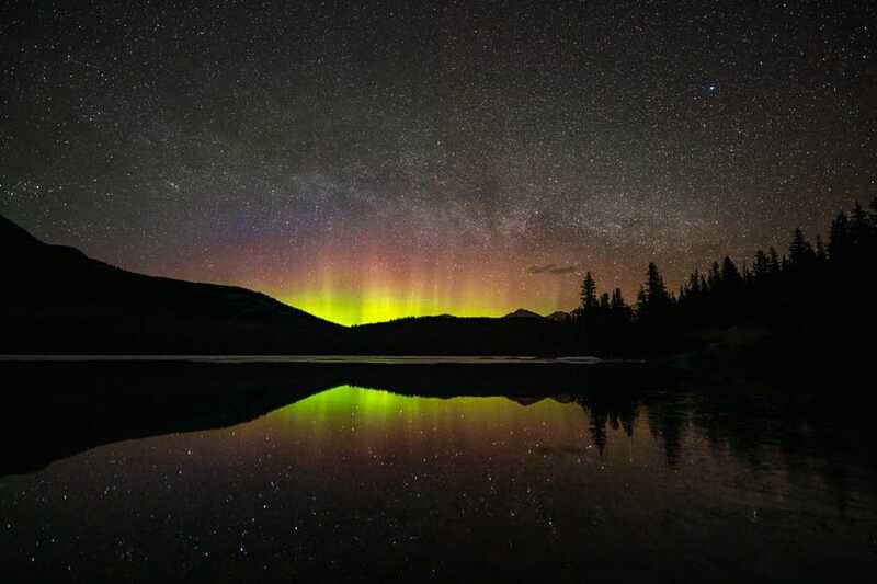 Jasper: Jasper Planetarium Dark Sky Experience - Using binoculars to find the Milky Way