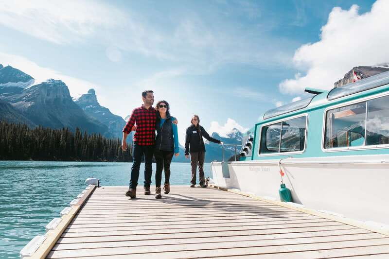 Jasper National Park: Maligne Lake Cruise With Guide - Boarding the boat and choosing your seat