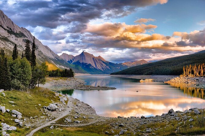 Jasper National Park Tour: Maligne Valley, Medicine Lake and Spirit Island - Wildlife watching with rules that matter