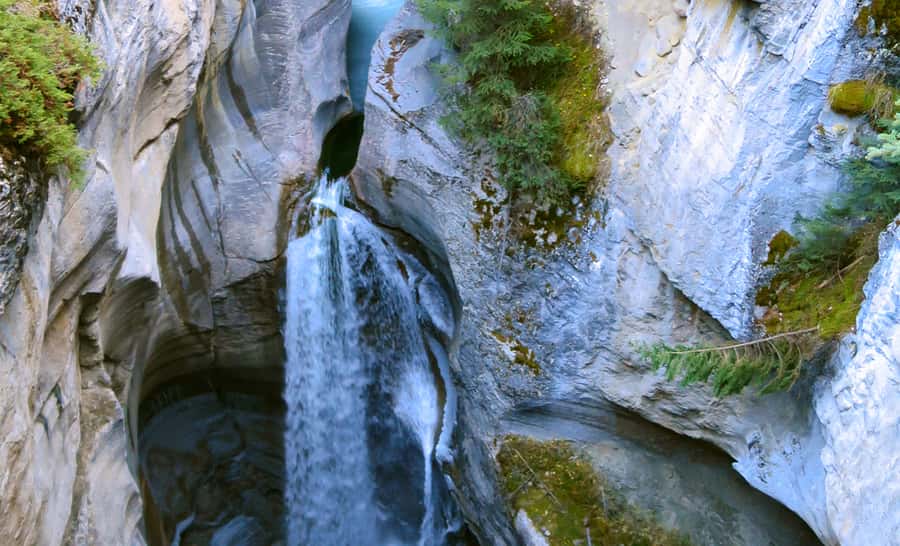 Jasper: Wildlife and Waterfalls Tour with Lakeshore Hike - Why Maligne Valley works so well as a half-day outing