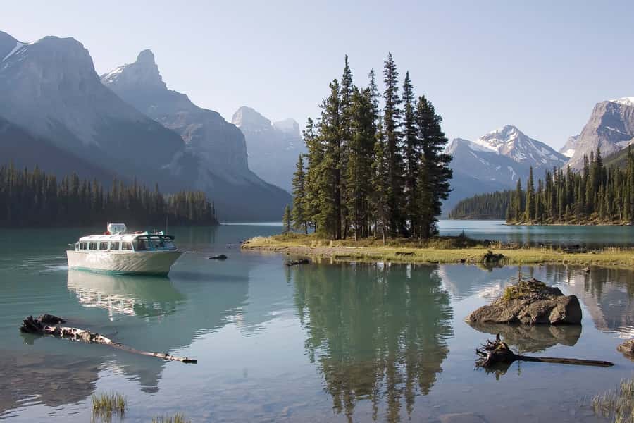 Jasper: Wildlife and Waterfalls Tour with Maligne Cruise - A six-hour route through Maligne Valley