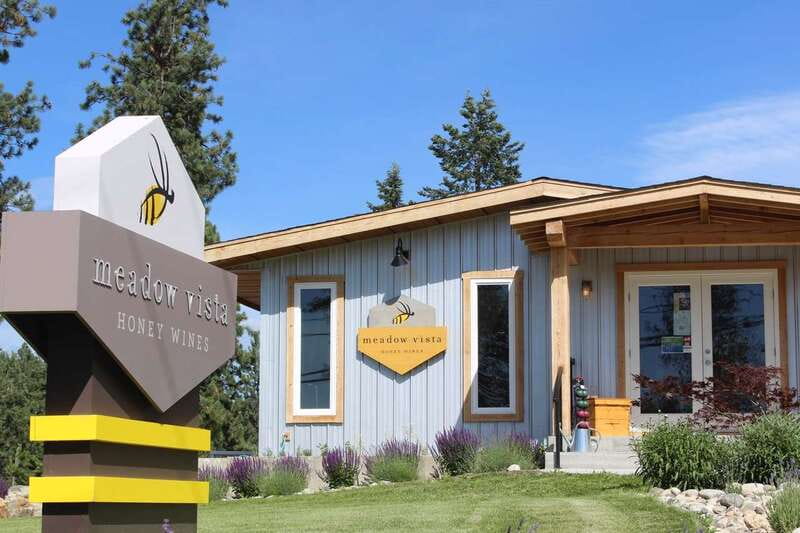 Kelowna: E-Bike Bee Tour w/ Tastings, Lunch, and Audioguide - Meeting the bees at Meadow Vista
