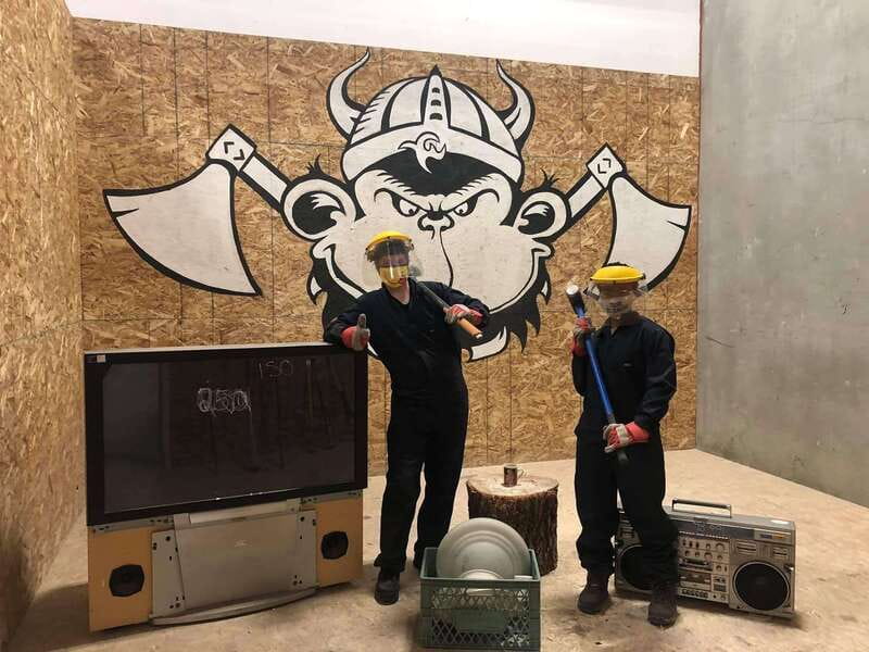Kelowna: E-Bike Ride and Axe Throwing Adventure - Learning axe throwing at Axe Monkeys