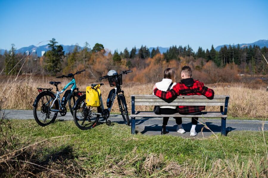 Kelowna: E-Bike Ride and Axe Throwing Adventure - Who should book this adventure