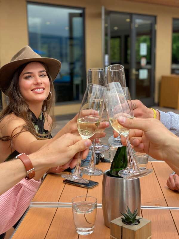 Kelowna: East Kelowna Half Day Guided Wine Tour - Getting picked up and settling into the vehicle