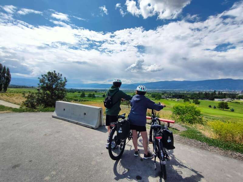 Kelowna: Okanagan Lake Guided E-Bike Tour with Picnic - Paul’s Tomb and the Okanagan picnic