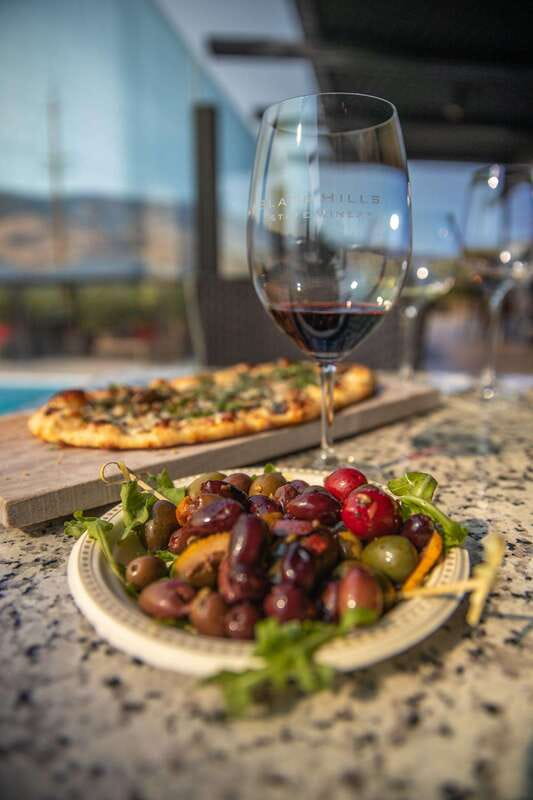 Kelowna: Sunset Sip Wine Tour - Guides, vehicle, and the small comforts