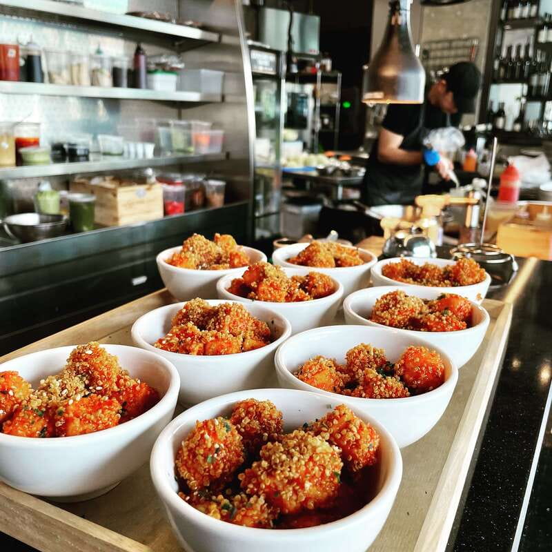 Kelowna: Walking Food Tour with 7 Tastings and 4 Drinks - Stuart Park, the Yacht Club, and the lakefront