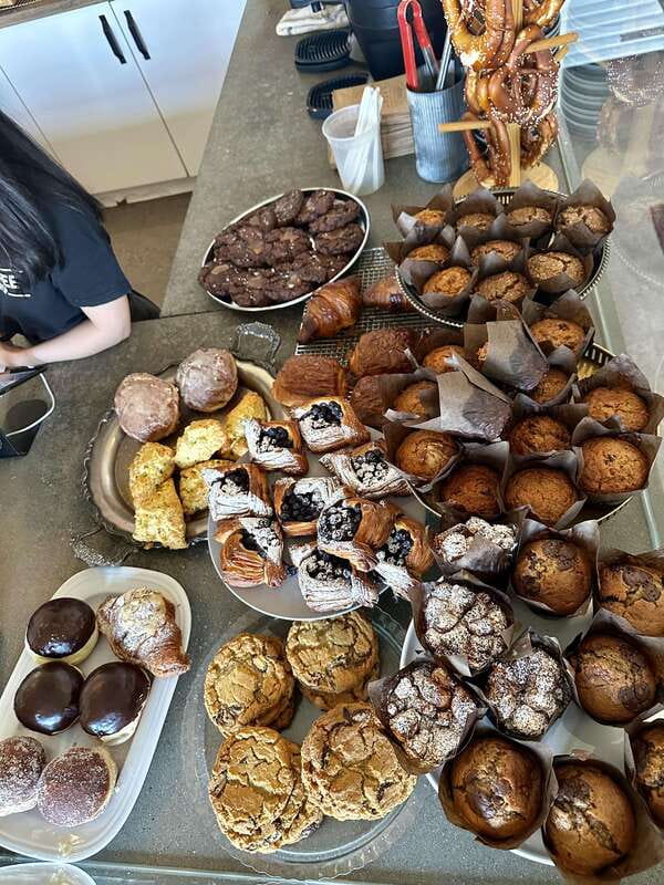 Kelowna: Walking Food Tour with 7 Tastings and 4 Drinks - Public art, The Bear, and Chaibaba tea