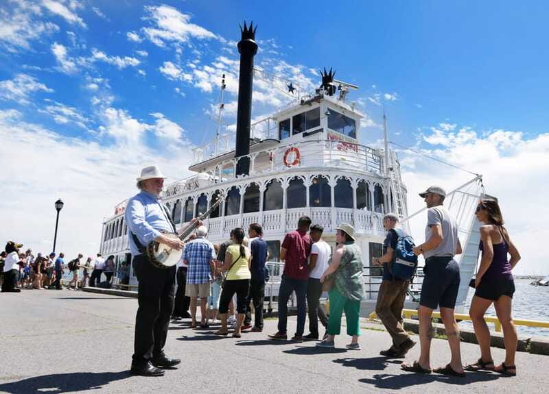 Kingston: Heart of the Thousand Islands Riverboat Cruise - Live music changes the mood