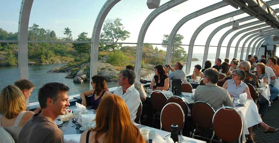 Kingston: Lunch Cruise of Thousand Islands - Music, commentary, and the sound problem